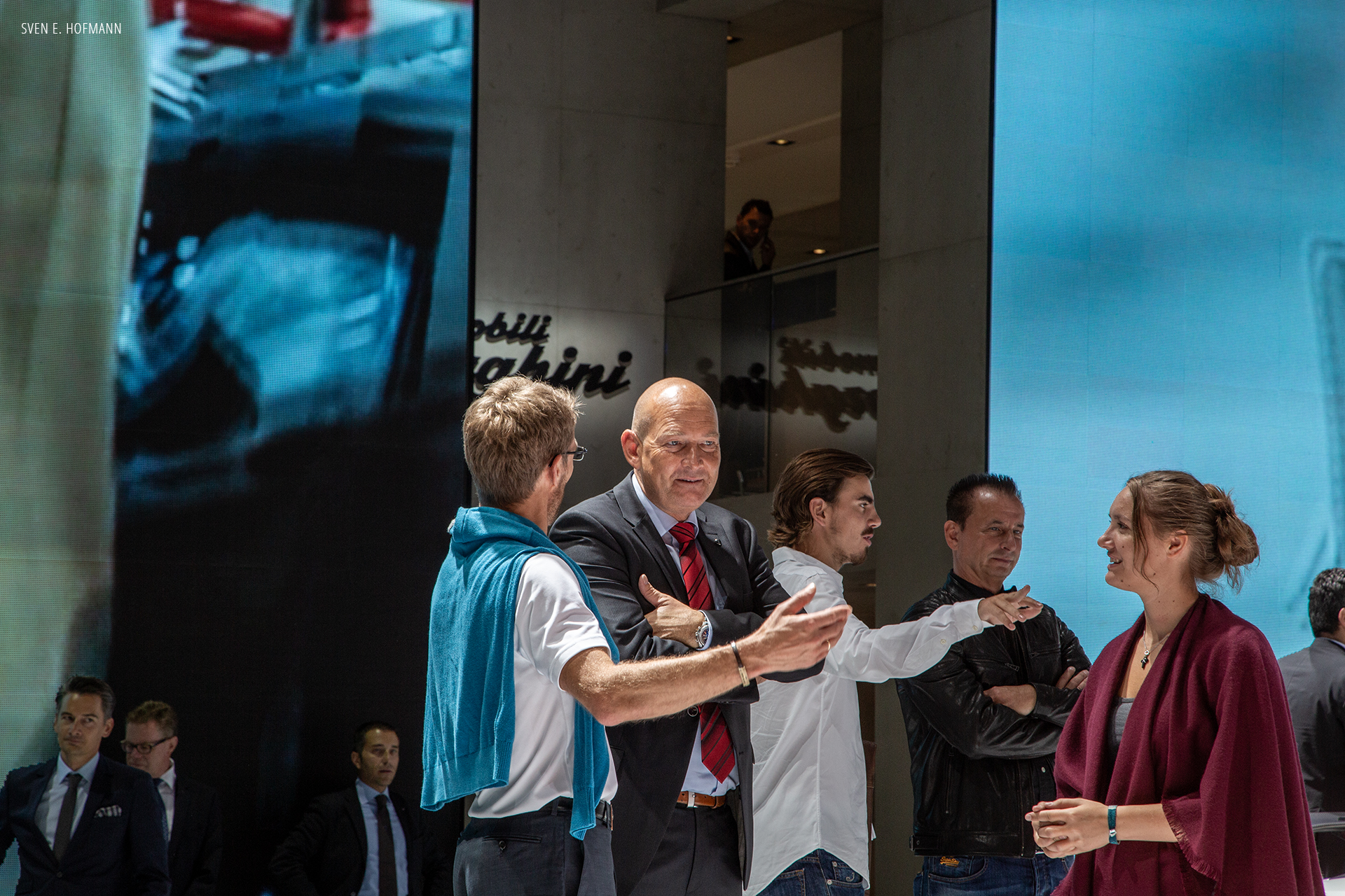Besucher-im-Gespraech-am-Lamborghini-Messestand-IAA-Frankfurt