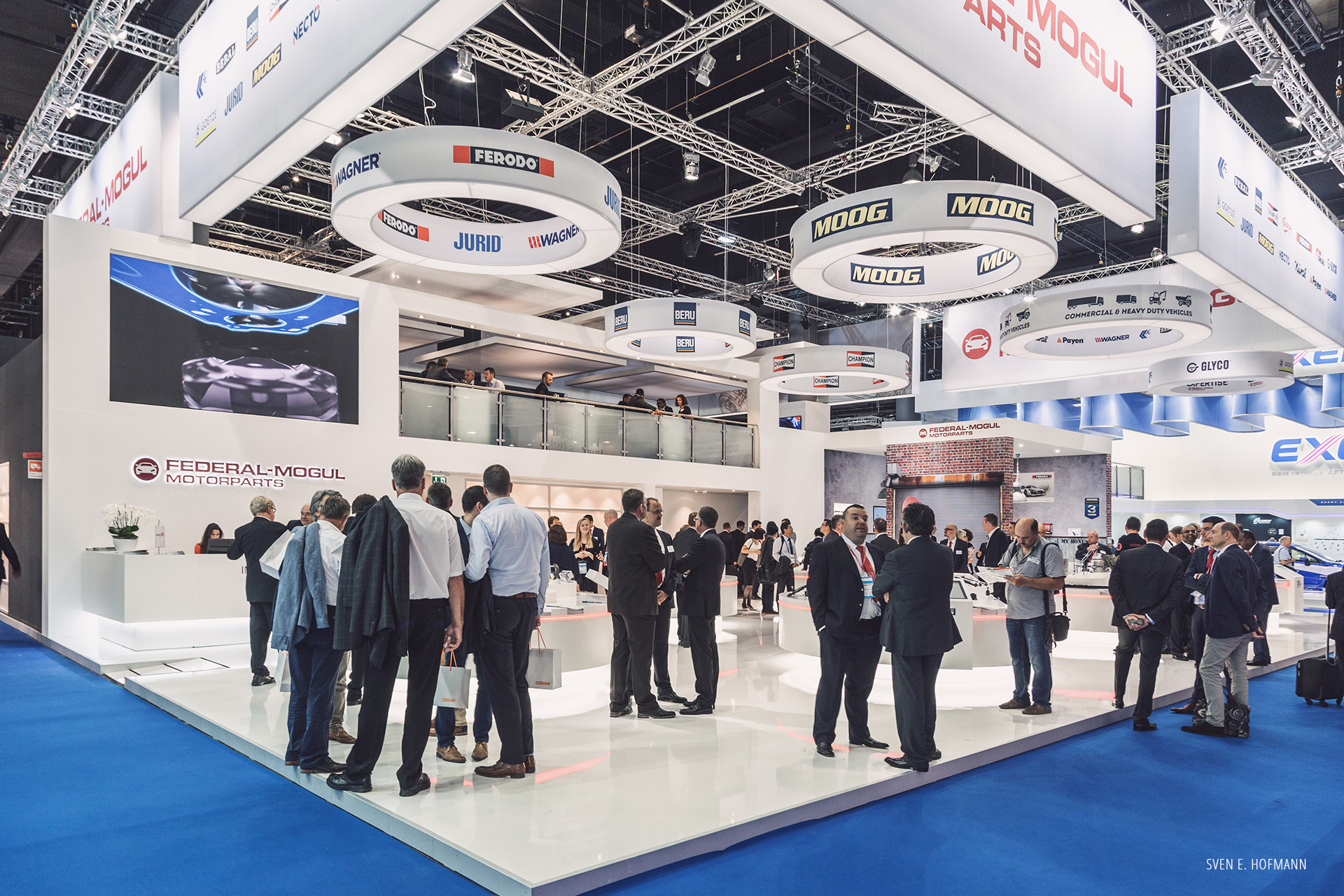 Federal Mogul Messestand auf der Automechanika mit Besuchern.